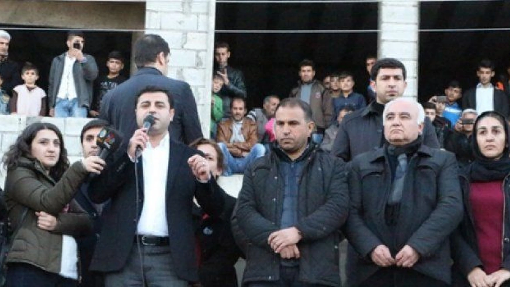 Demirtaş'tan hendek çıkışı: Öcalan'ın mesajıyla çözülür