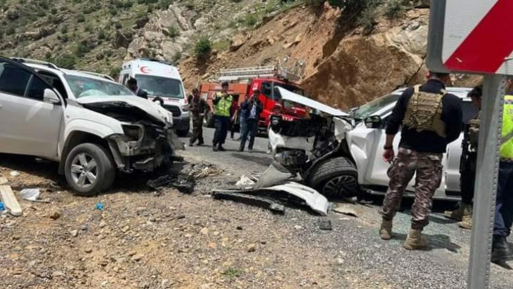 Derecik Kaymakamı Özdemir'in makam aracı kaza yaptı 6 yaralı