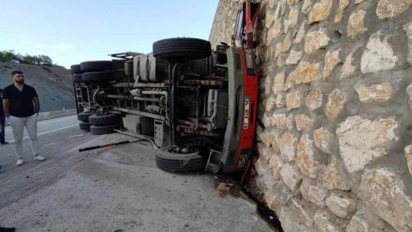 Devrilen kamyon duvara çarptı: 1 ölü