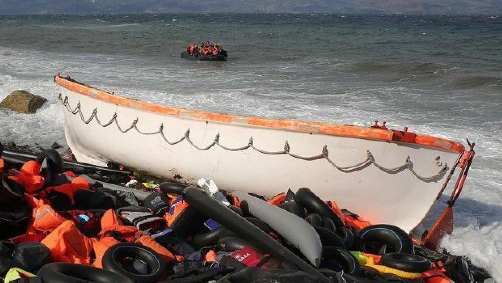  Didim'de sığınmacıları taşıyan tekne battı... Yine bebek cesedi!