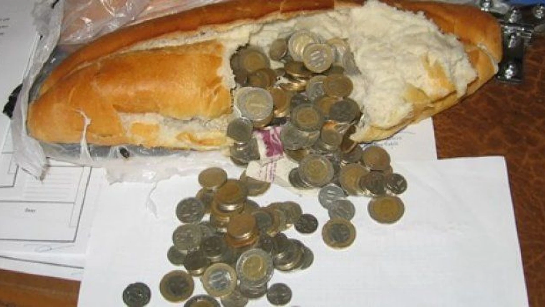 Dilencinin para saklama yöntemi şaşırttı! Ekmek arası para