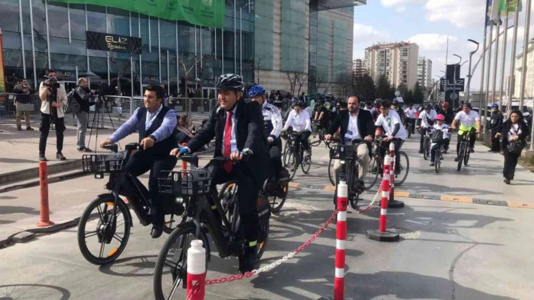 Dışişleri Bakan Yardımcısı Kaymakcı, EKO İKLİM Zirvesi'ne bisikletle gitti