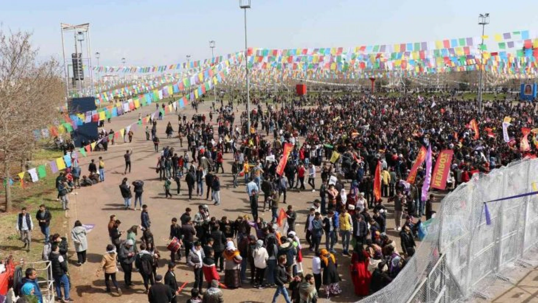 Diyarbakır'da Nevruz kutlamaları... Provokatörler yine PKK paçavraları açtı