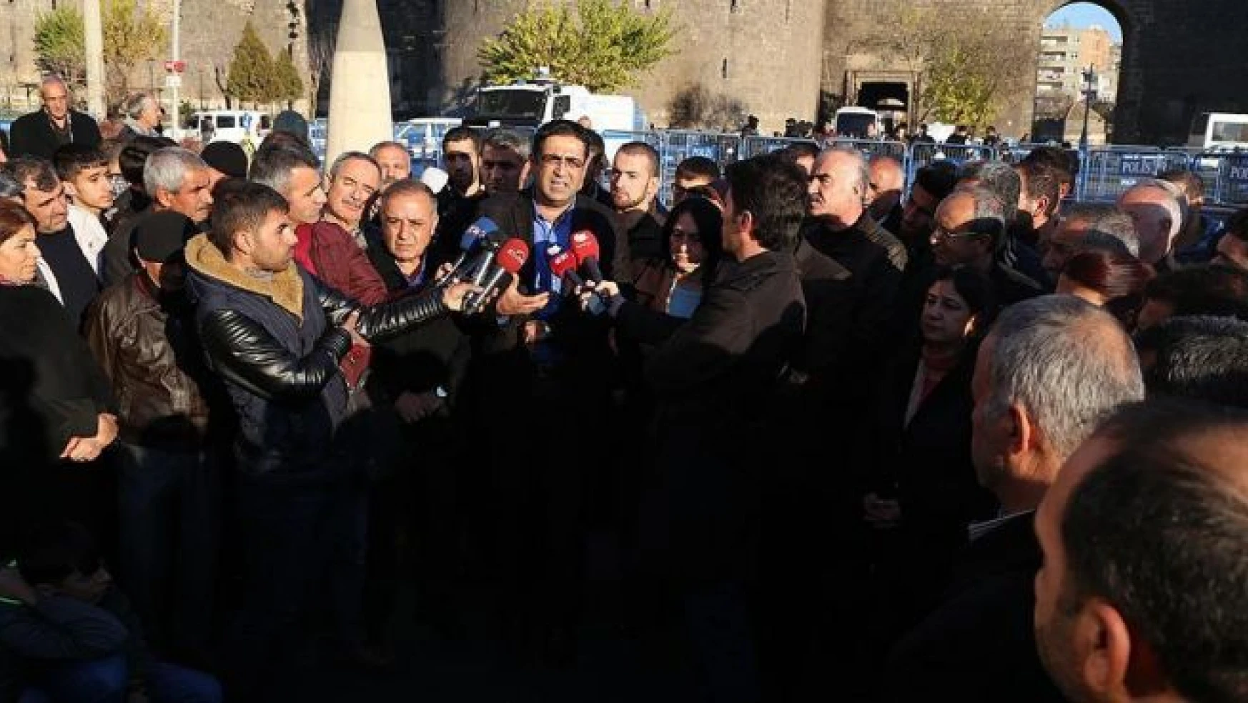 Diyarbakır'da basın açıklaması yapan HDP'li gruba tepki