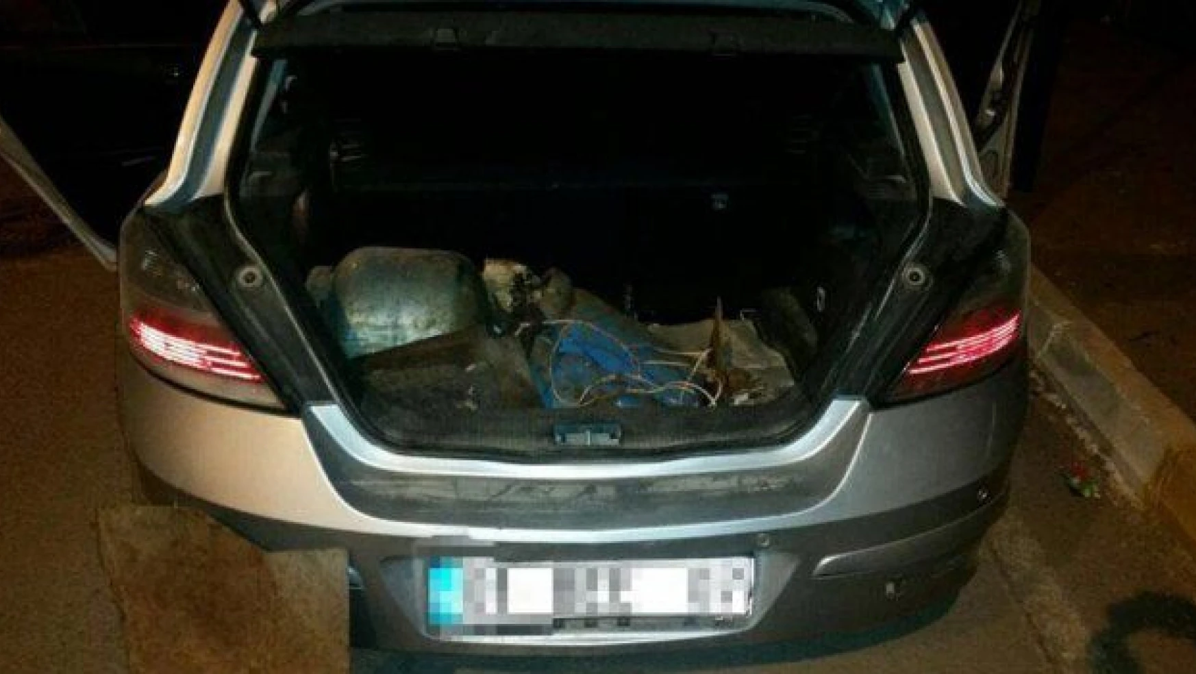 Diyarbakır'da bomba yüklü araç yakalandı