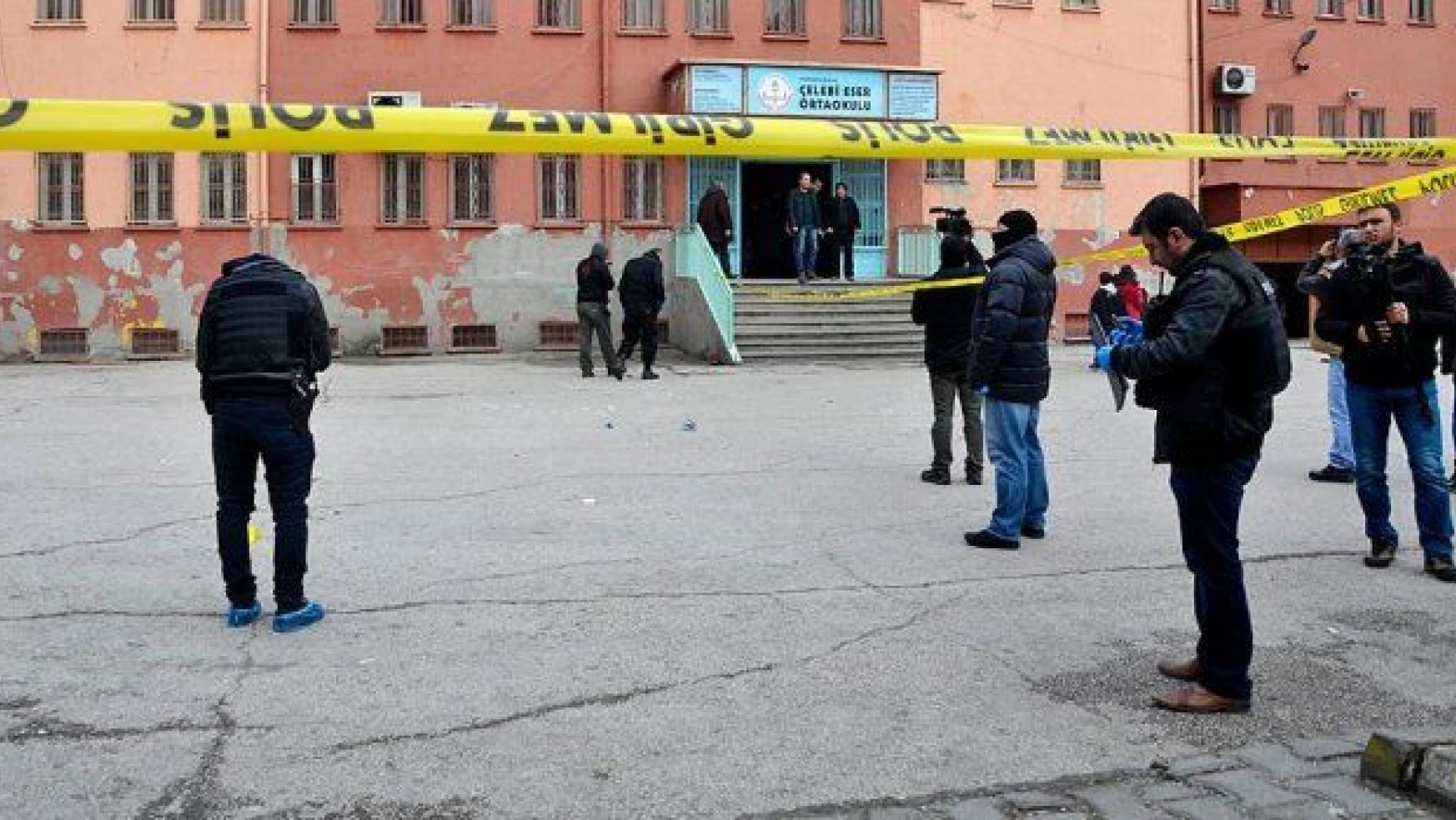PKK, Diyarbakır'da karne almaya gelen öğrencilere bombayla saldırdı