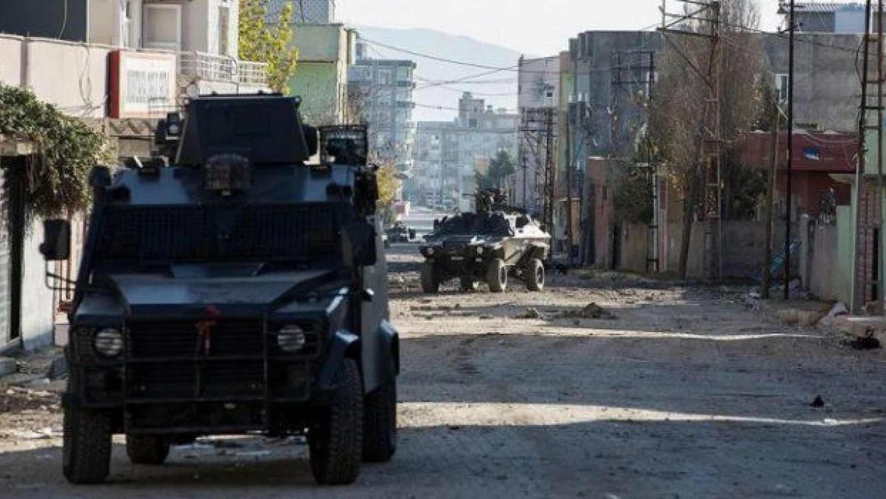 Diyarbakır'da PKK'lılar Emniyet'e bombalı araçla saldırdı: 13 yaralı