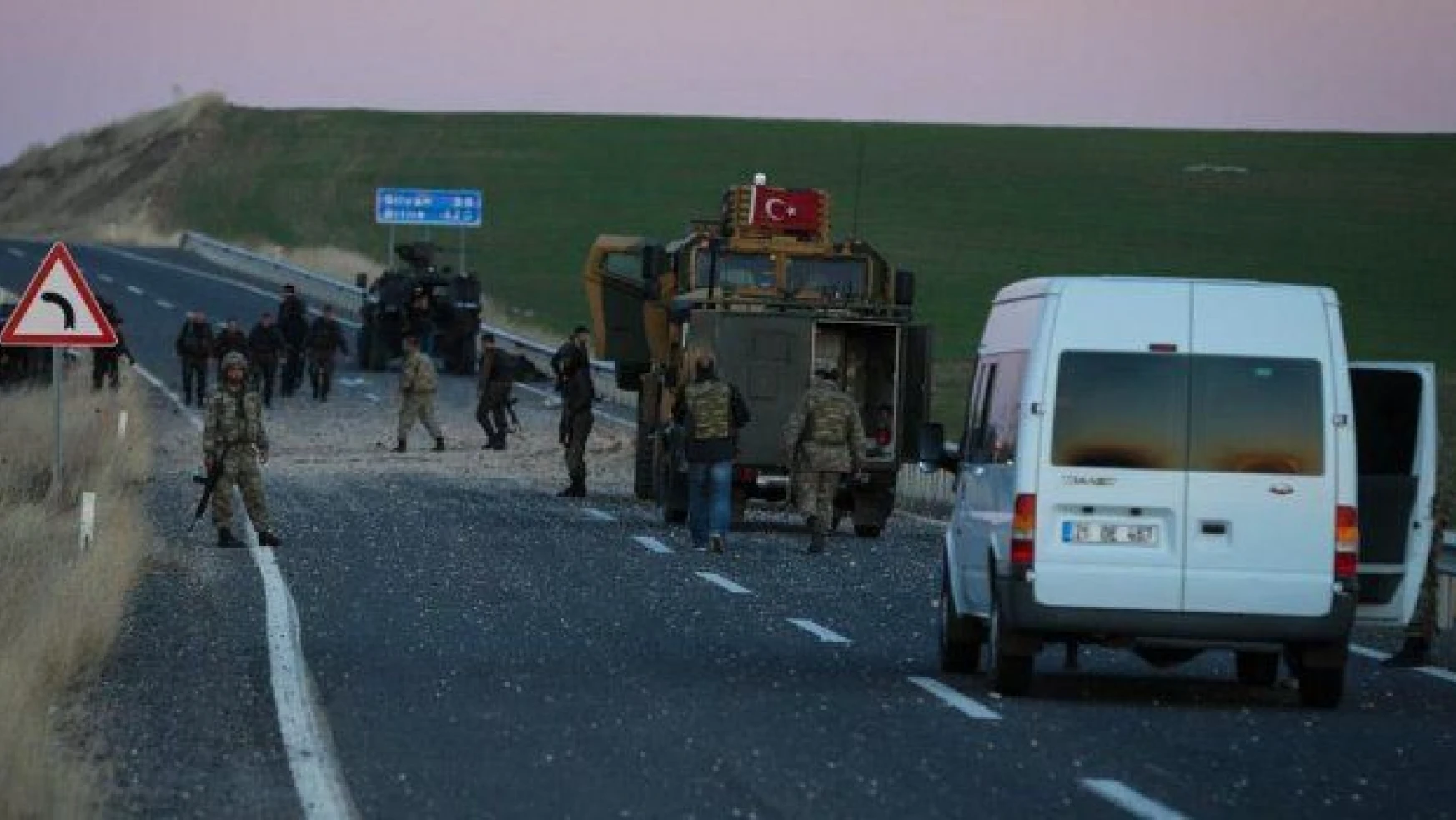 Diyarbakır'da polis aracına saldırı: 3 şehit