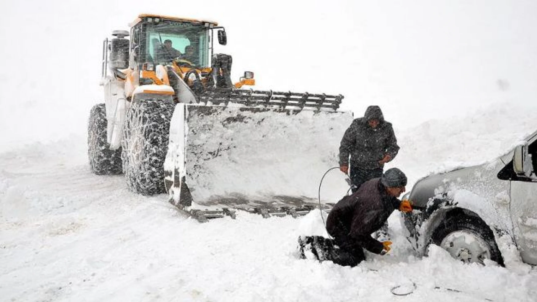Donmak üzere olan köylüleri karla mücadele ekipleri kurtardı