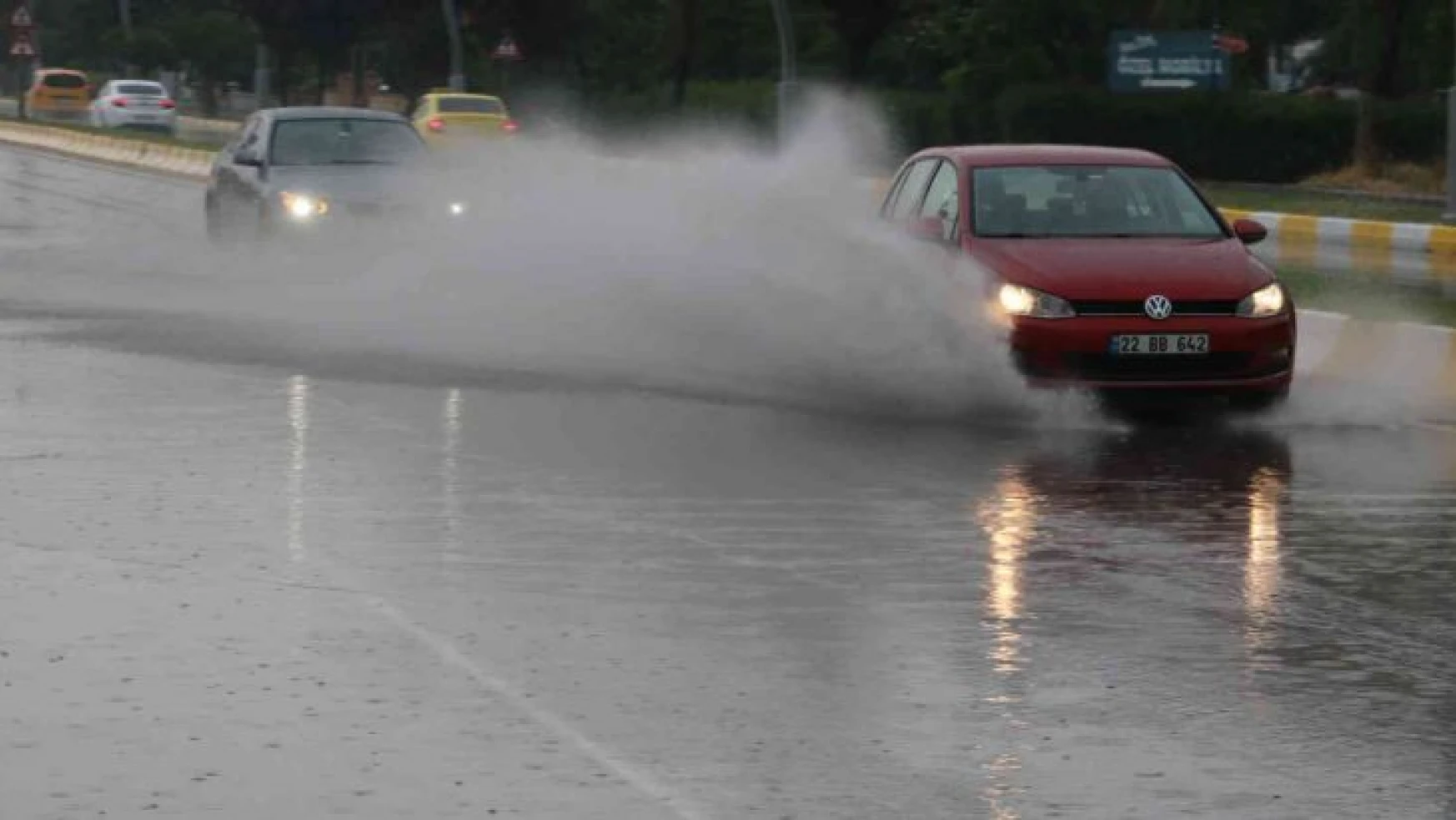 Edirne'de şiddetli yağış sonrası yollar göle döndü