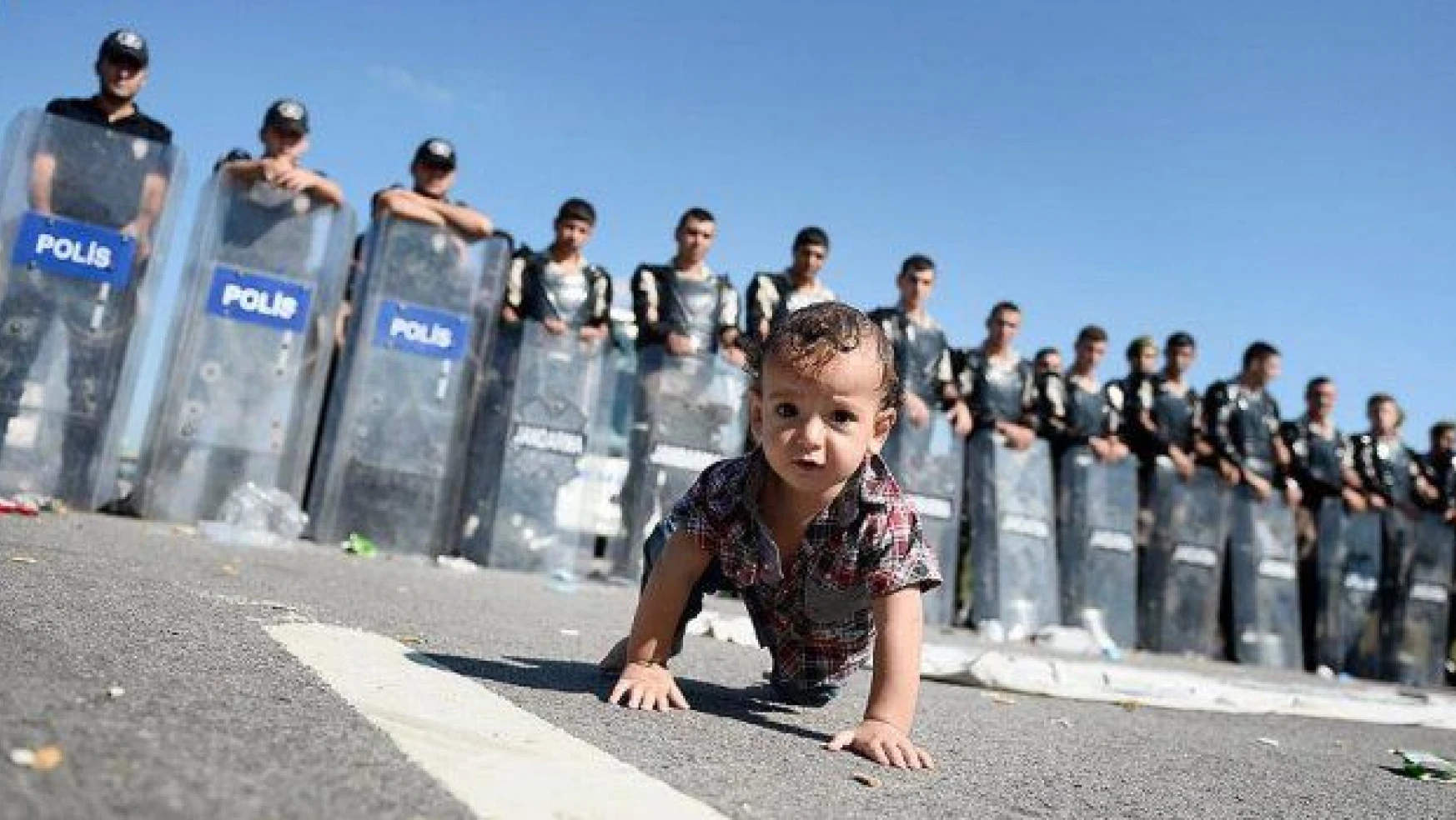 Edirne'de 500 sığınmacı otobanda yürüdü