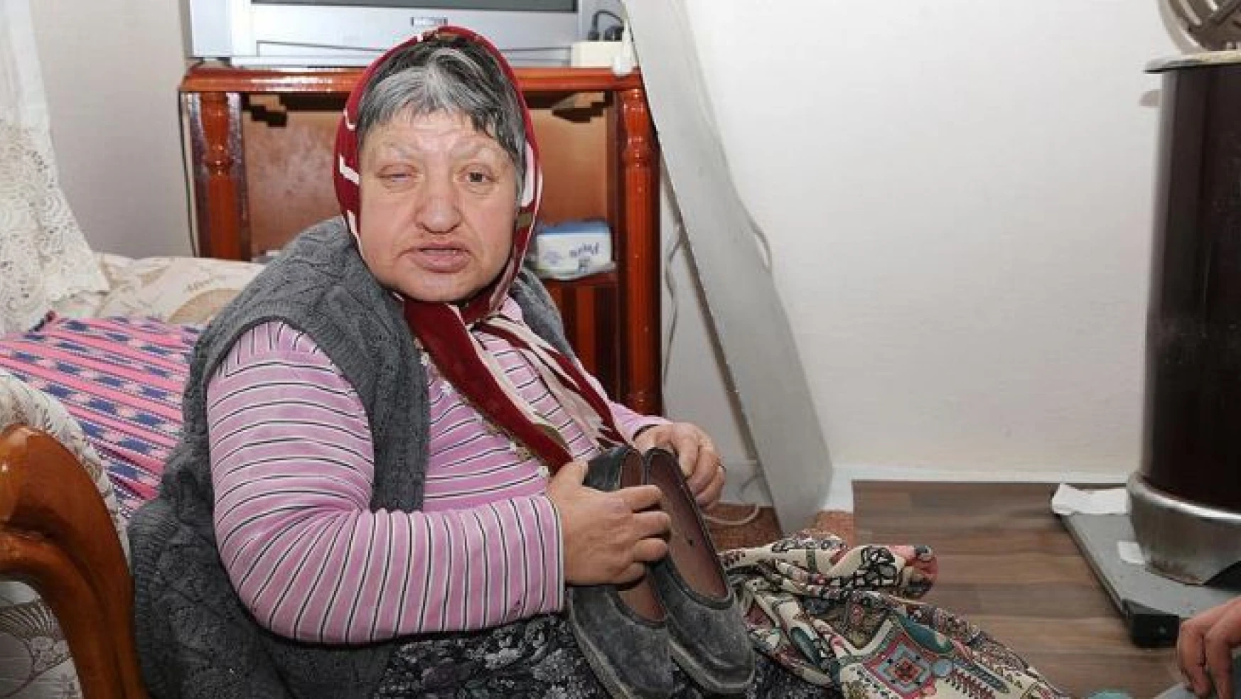 Engelli kadın Türkmenlere 'kara lastiklerini' verdi