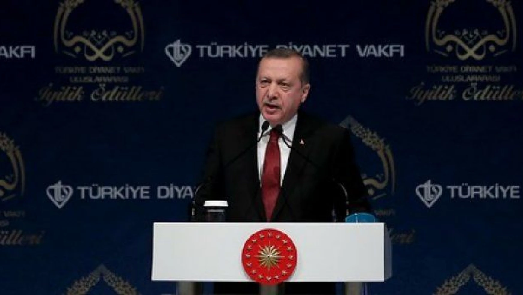 Erdoğan: Bombalardan kaçan insanları almaya mecburuz