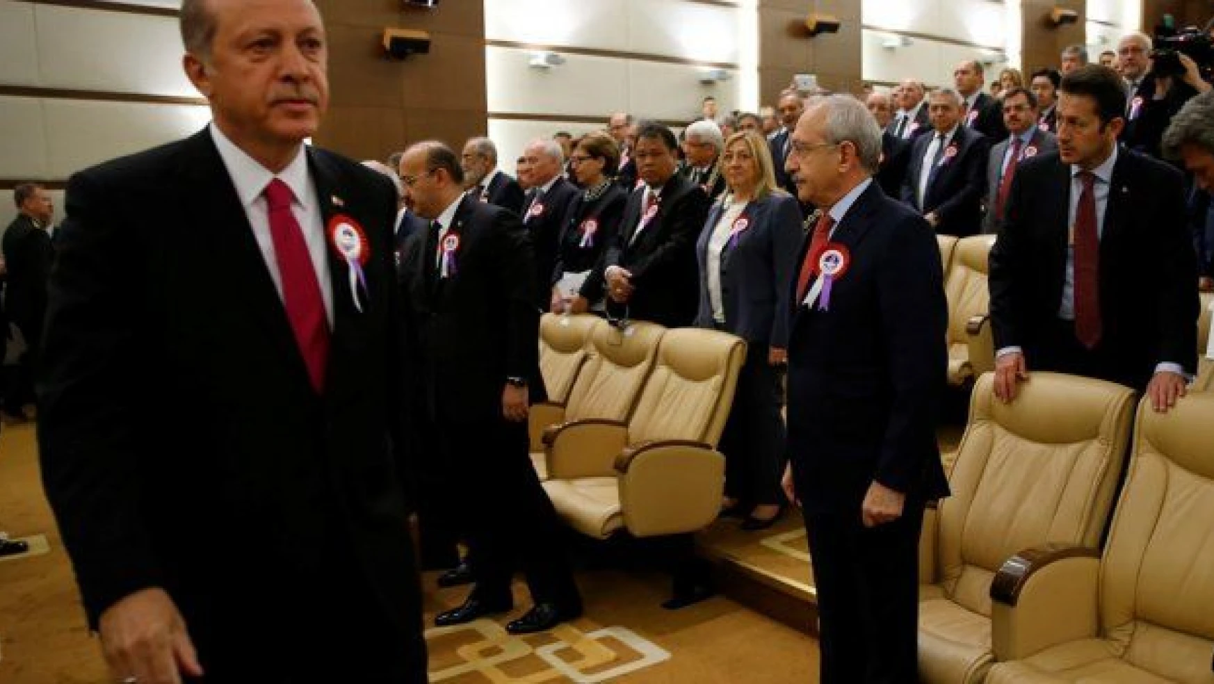 Erdoğan, Kılıçdaroğlu'nun yanından transit geçti! Tokalaşmadı