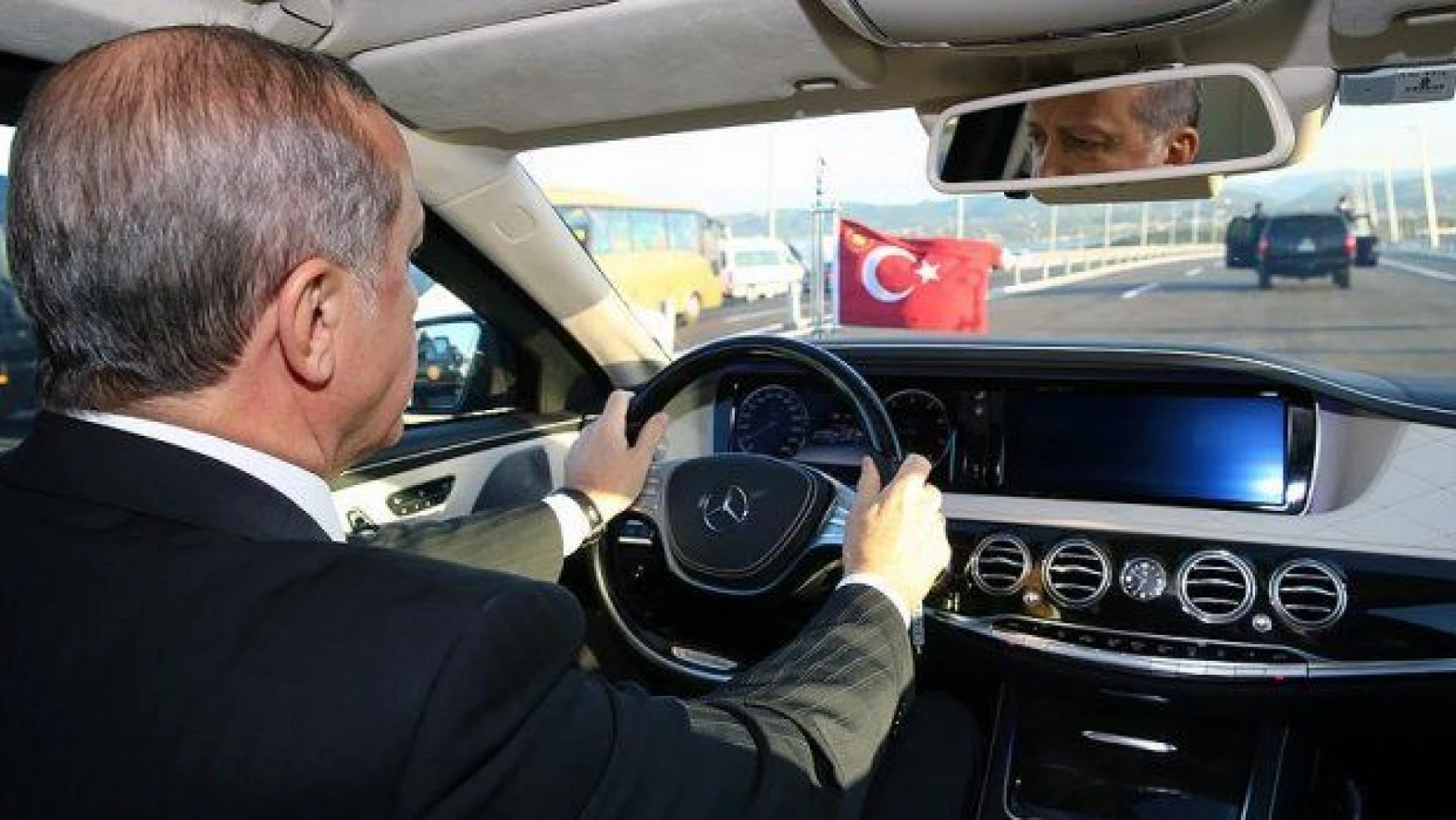 Erdoğan ve Davutoğlu Osman Gazi Köprüsü'nde direksiyon başına geçti