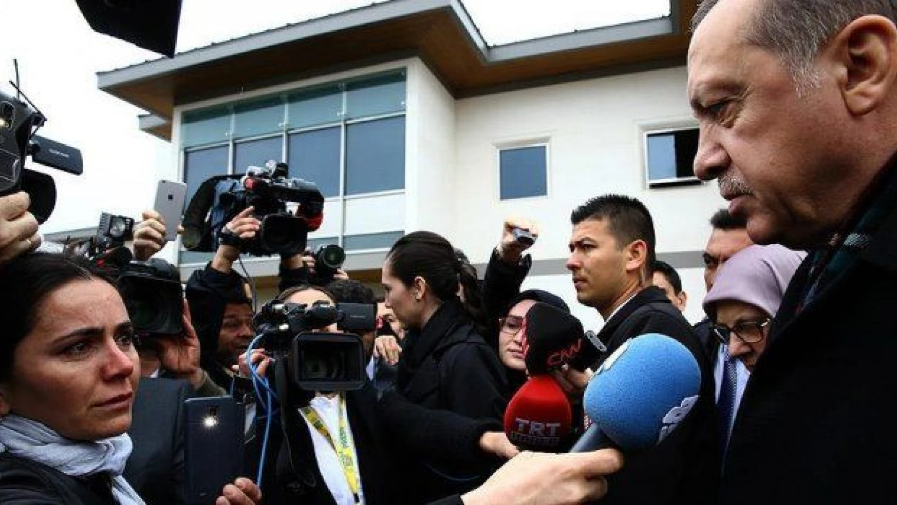 Erdoğan'a gözyaşları ile Azerbaycanlı şehitleri soran gazeteci konuştu