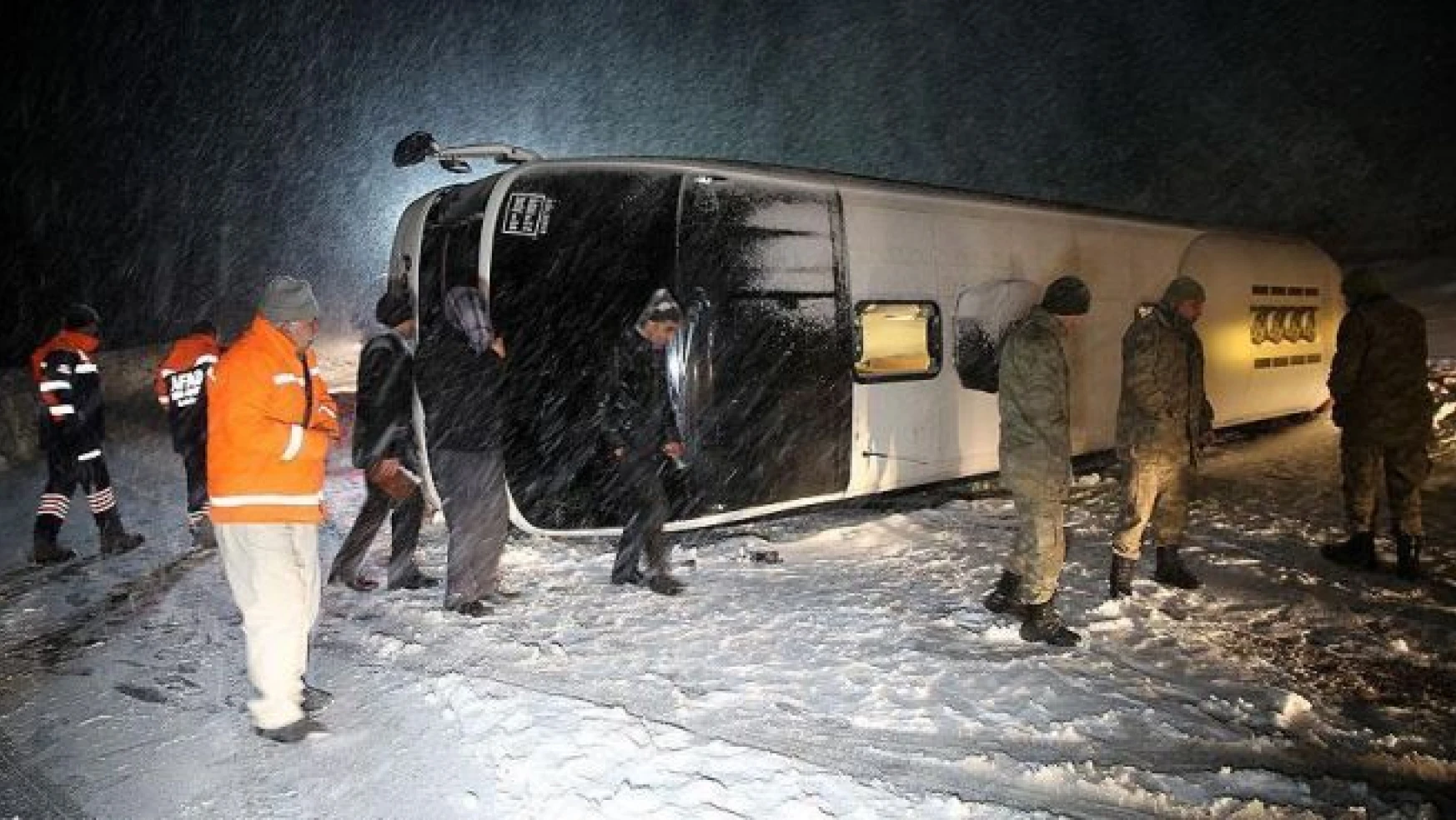 Erzincan'da yolcu otobüsü devrildi: 13 yaralı