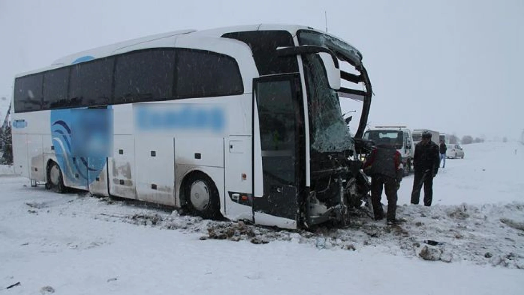 Erzincan'da yolcu otobüsü ile tır çarpıştı: 17 yaralı