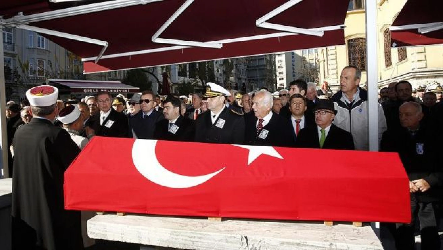 Eski başbakanlardan Ulusu, İstanbul'da toprağa verildi