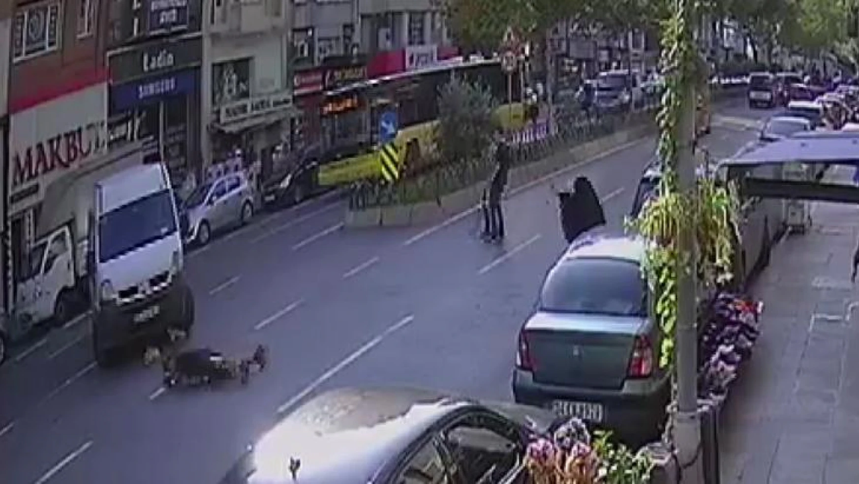 Fatih'te elektrikli scooter ile minibüs çarpıştı, kaza anları kamerada