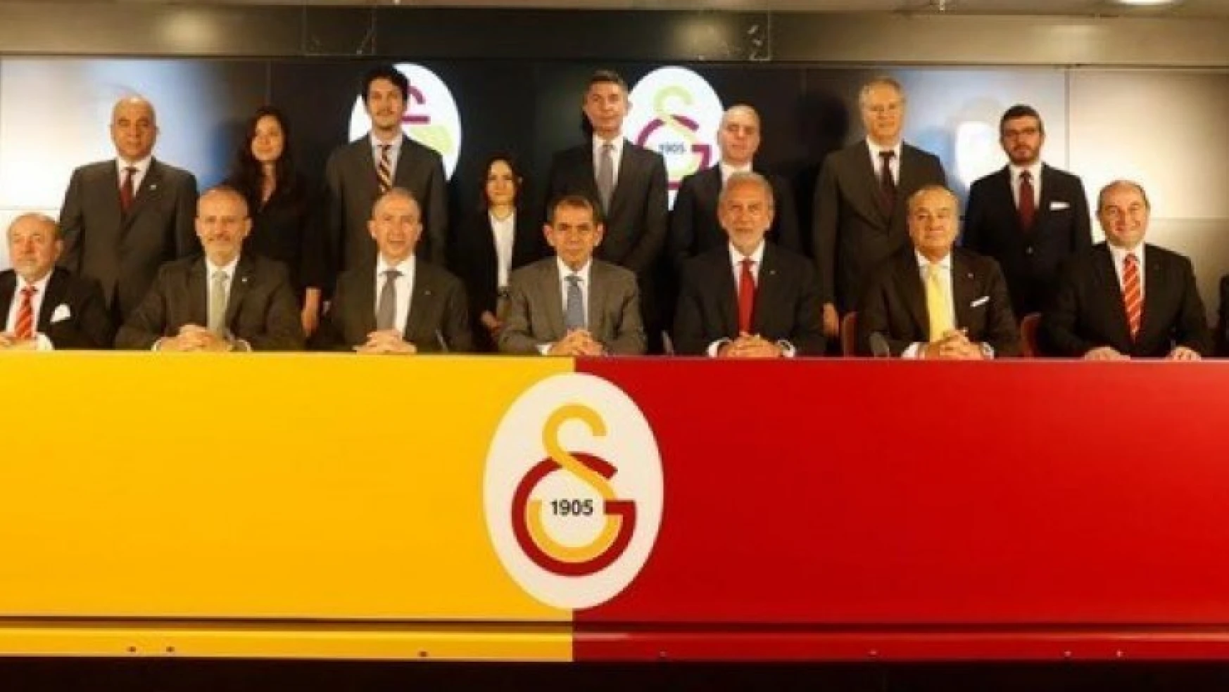 Galatasaray'da Dursun Özbek ve yönetimi mazbatalarını aldı