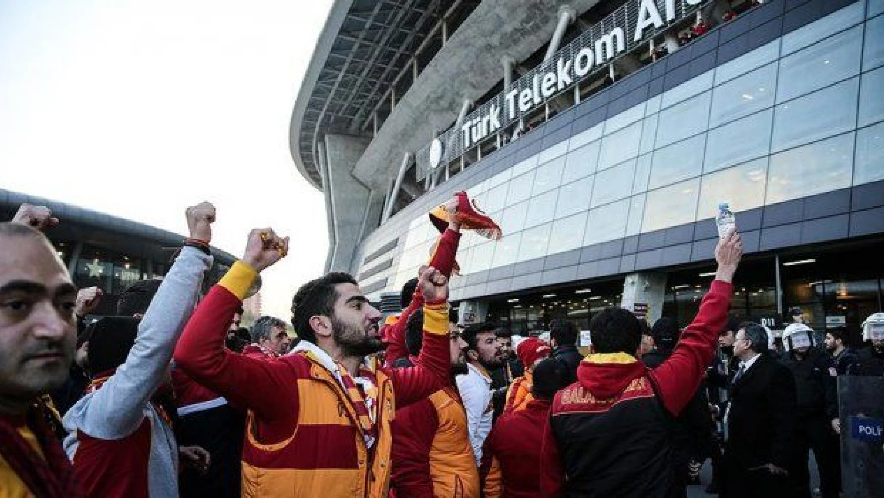 Galatasaray-Fenerbahçe maçı ertelendi