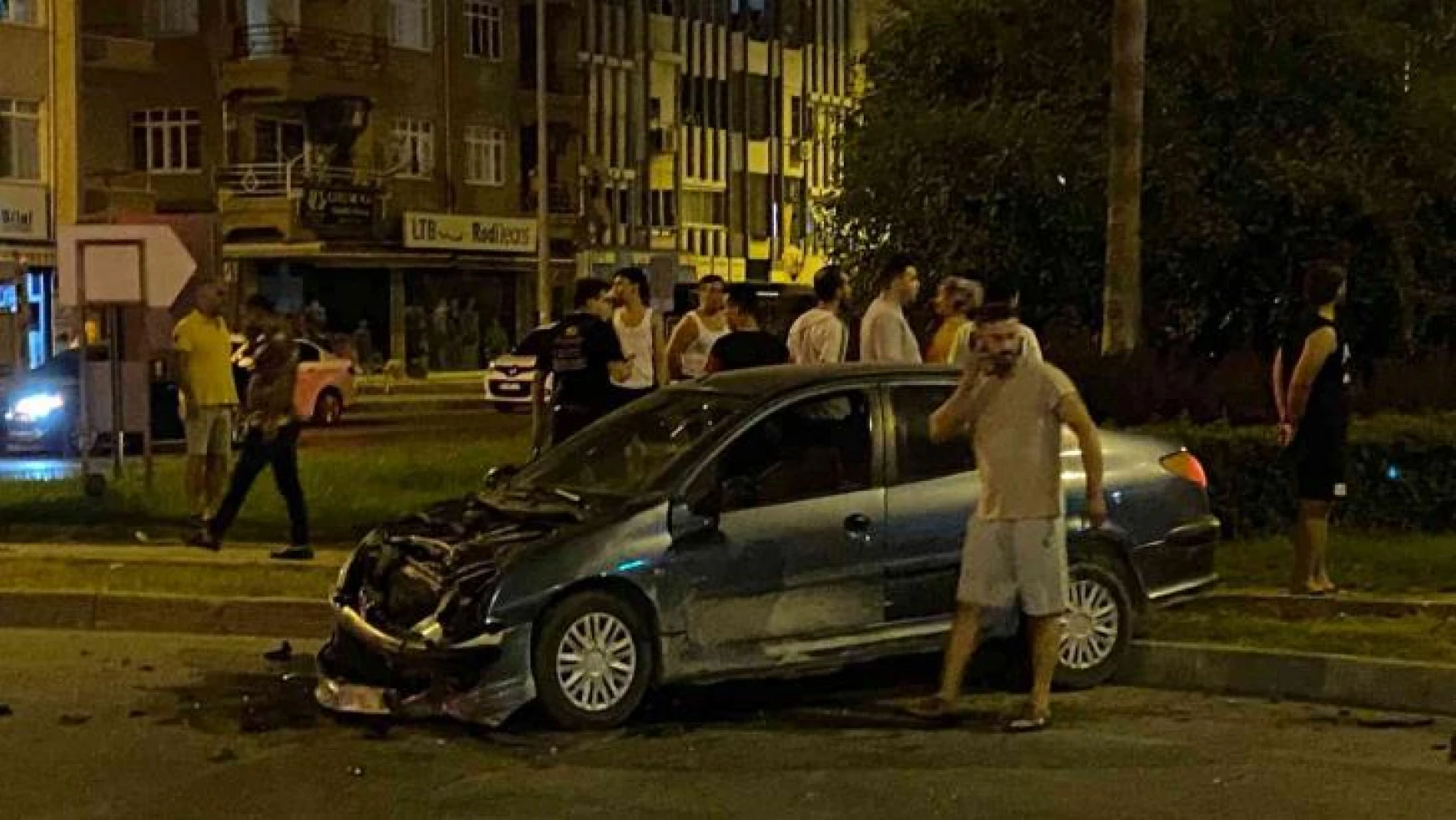 Gazipaşa'da kavşakta iki araç çarpıştı: 1 ölü, 1'i ağır 2 yaralı