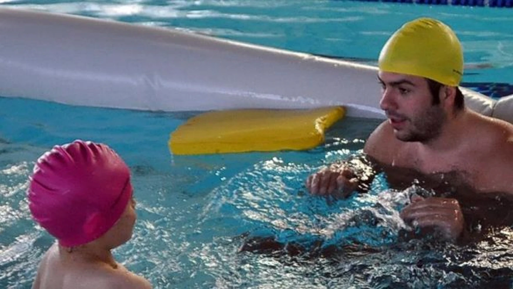 Hazırladığı projeyle engellilere yüzme öğretiyor