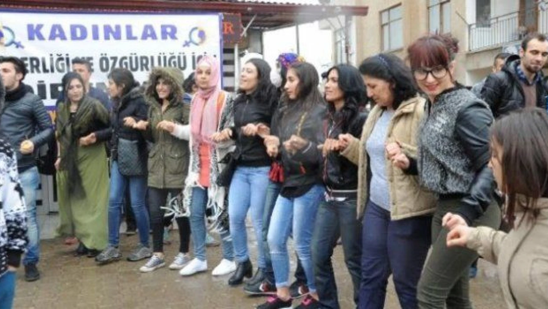 HDP'lilerin halaylı kutlamasına tepki: Böyle bir günde halay mı çekilir?