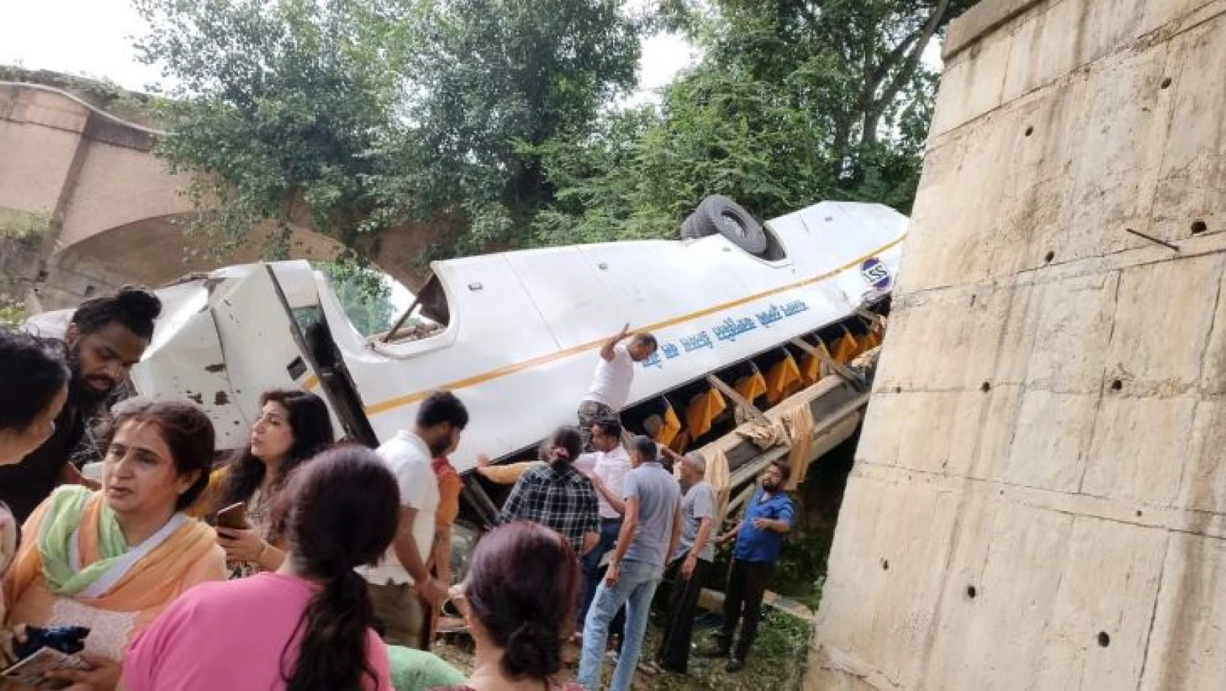 Hindistan'da otobüs nehre düştü: 7 ölü, 22 yaralı
