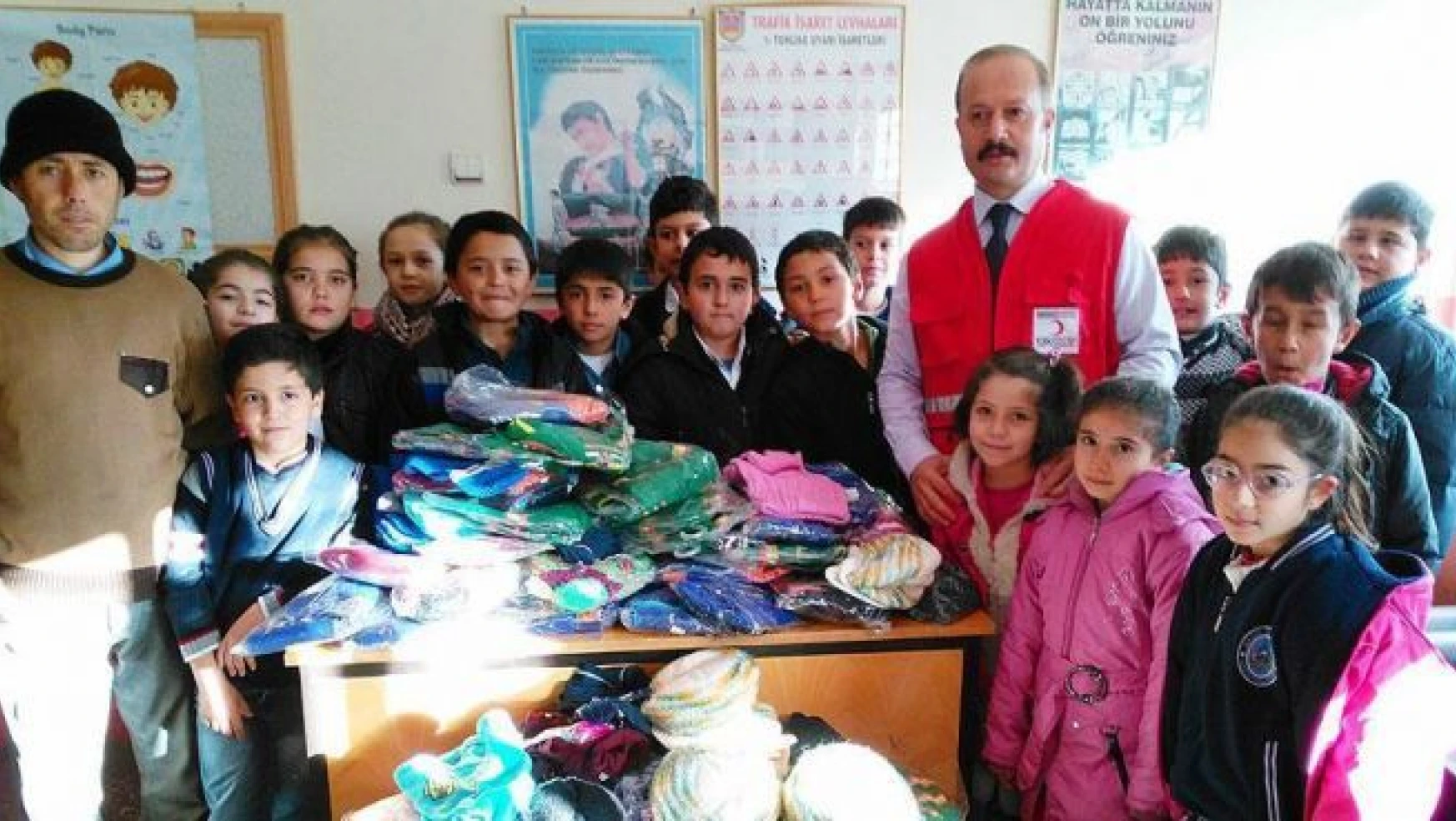 İlkokul öğrencilerinden Bayırbucak Türkmenlerine yardım