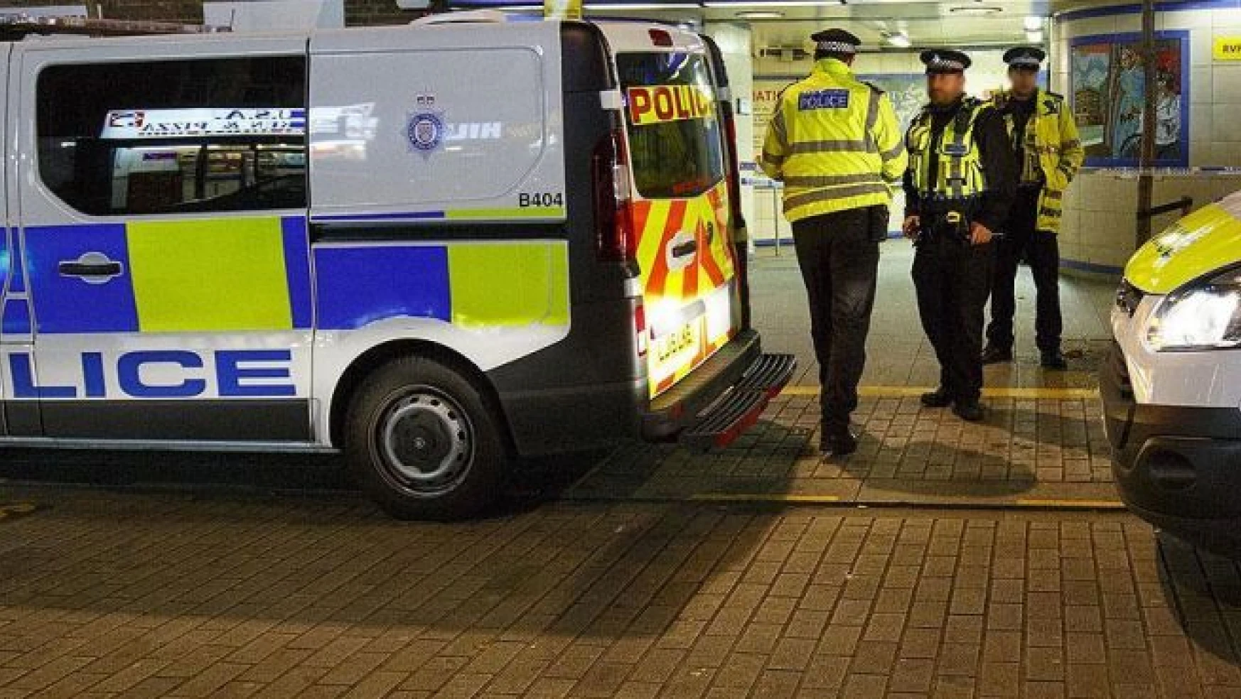 İngiltere'de saldırıda öldürdükleri Müslüman'ın üzerinde 'tepinmişler'