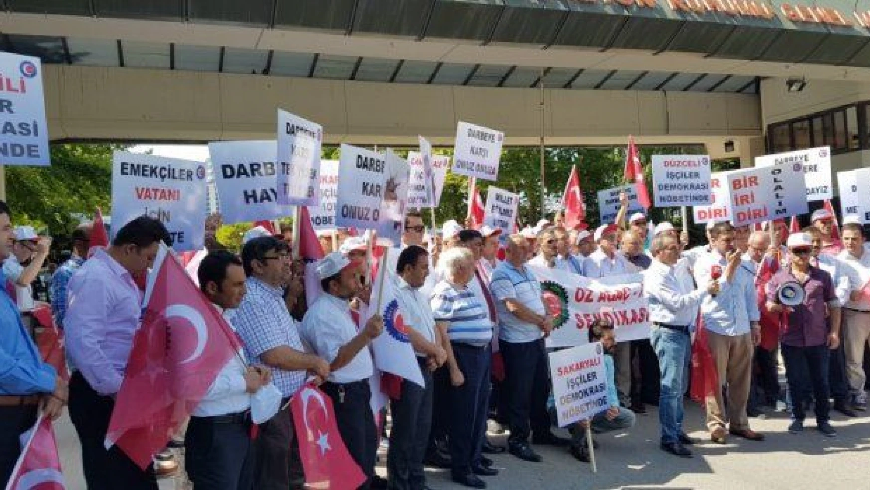 İşçilerden TRT önünde darbe protestosu