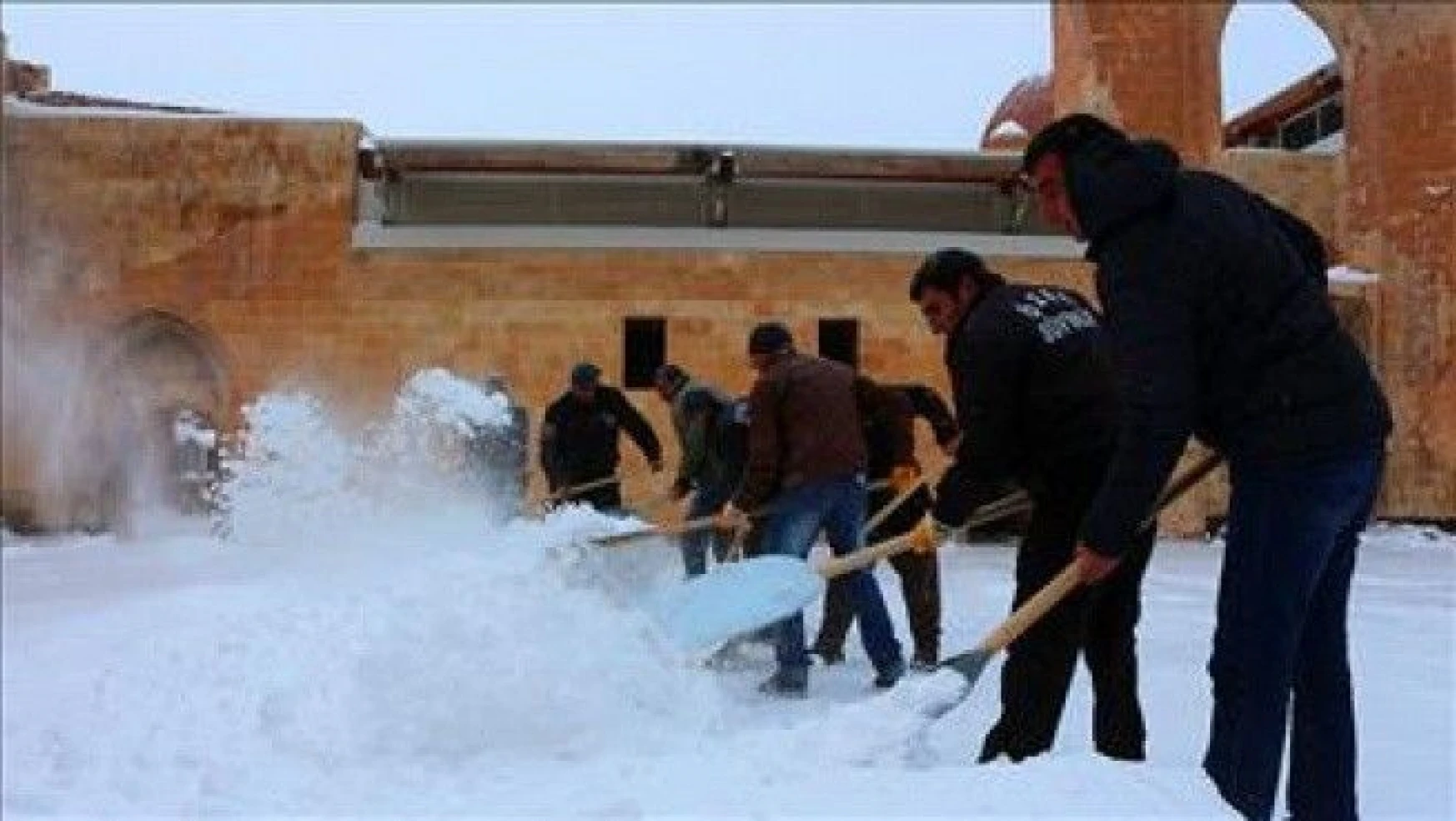 İshak Paşa Sarayı'nda kar temizliği