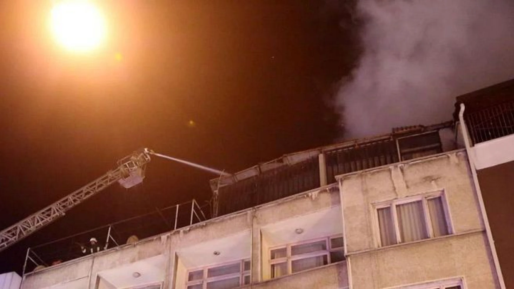 Isparta'da bir otel yangın çıktı, 15 kişi dumandan etkilendi