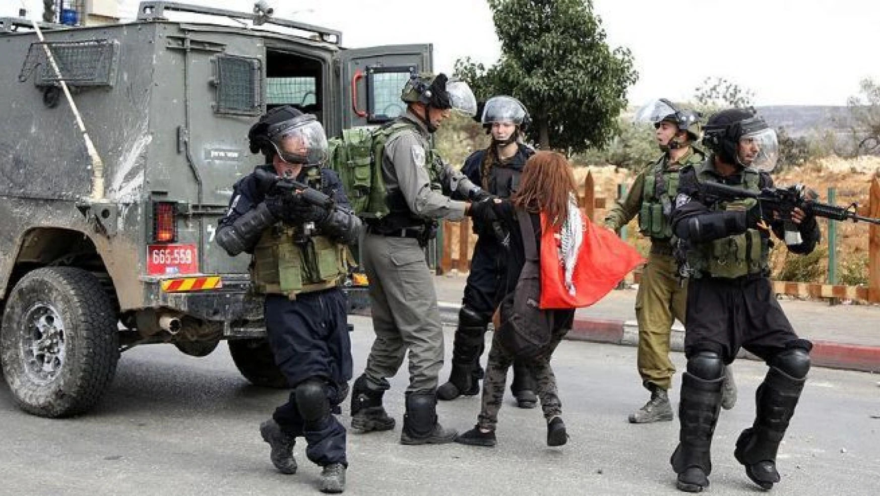 İsrail askerleri Filistinli kız çocuğunu gözaltına aldı