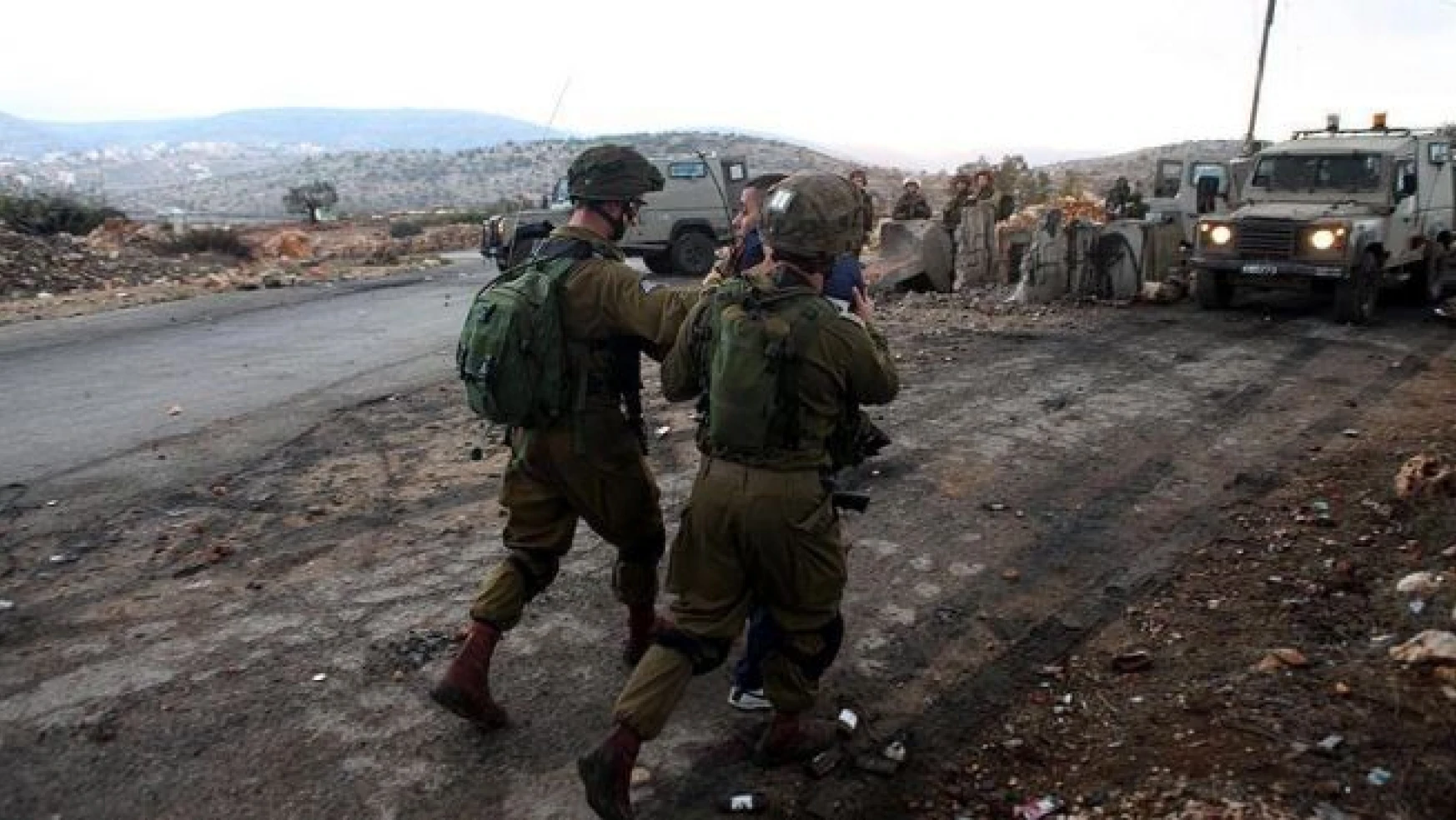 İsrail Batı Şeria'da 15 Filistinliyi gözaltına aldı