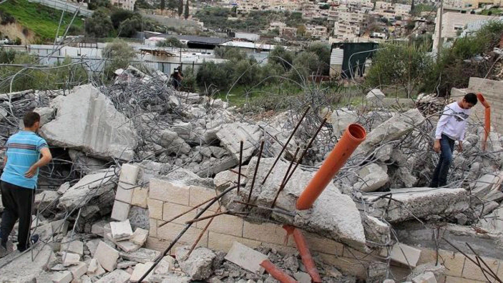 İsrail Filistinlilere ait 2 evi yıktı