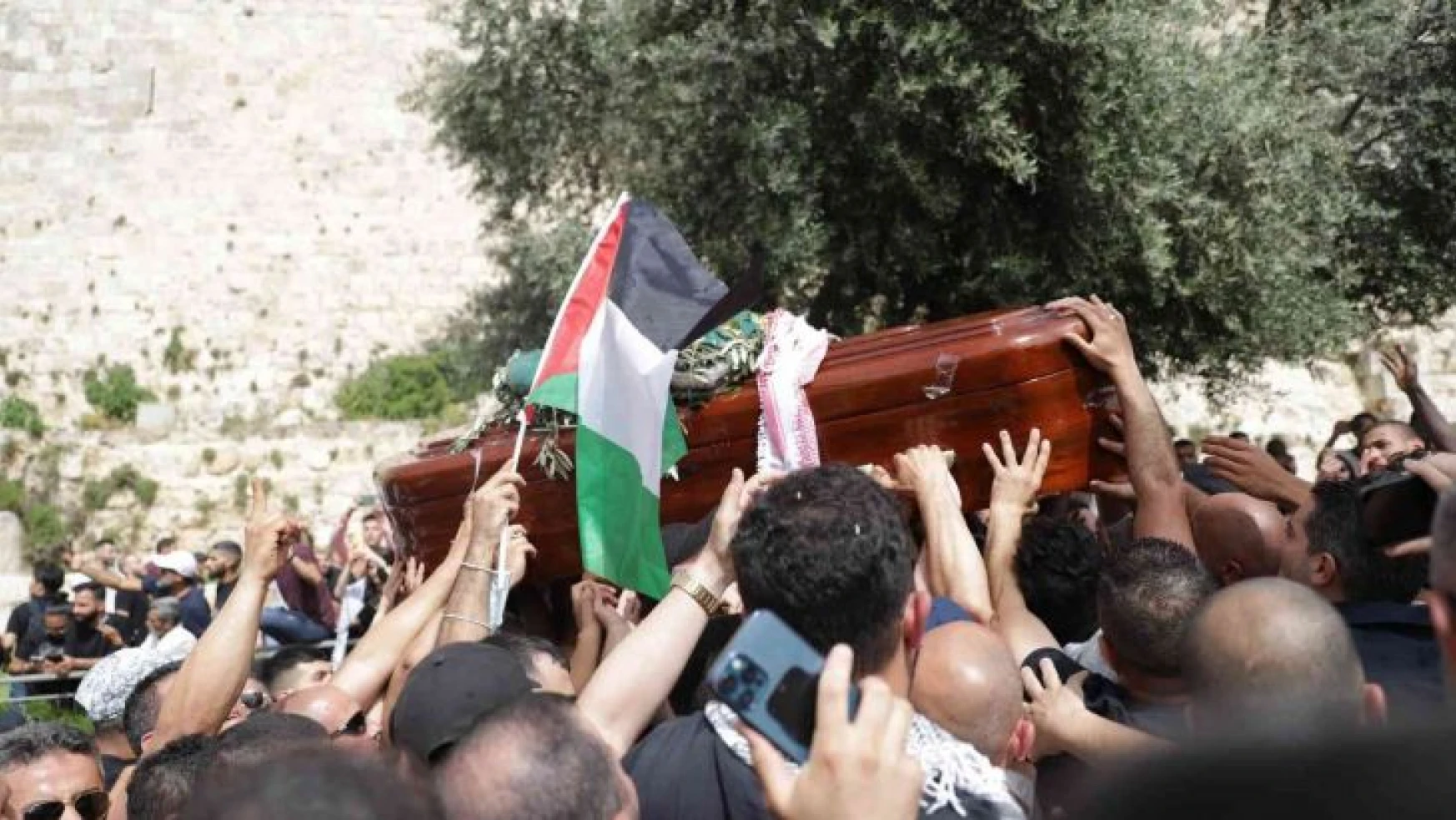 İsrail güçlerinin öldürdüğü gazeteci Akleh son yolculuğuna uğurlandı