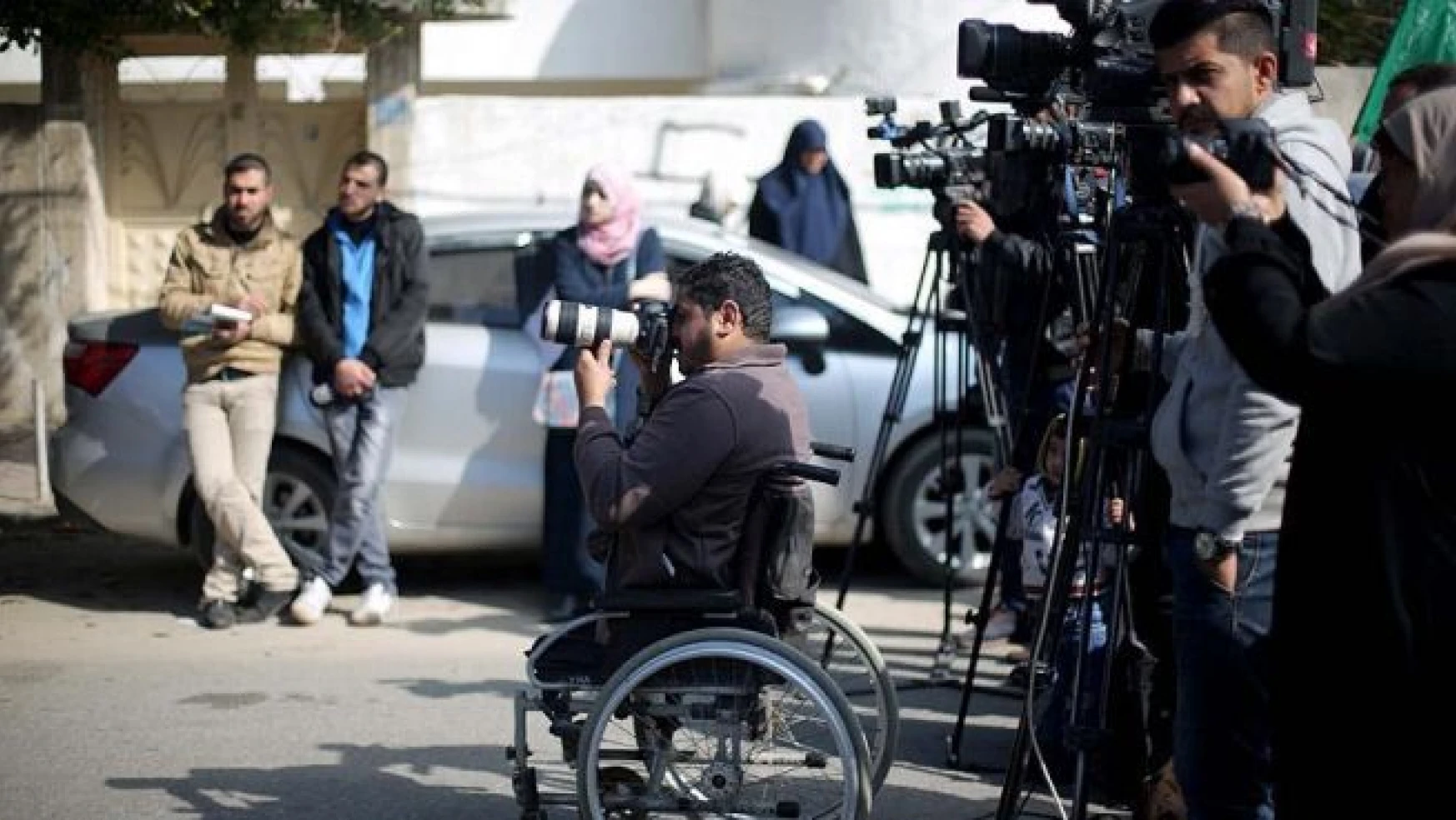 İsrail'in 'engelli bıraktığı' Filistinli foto muhabirinin azmi
