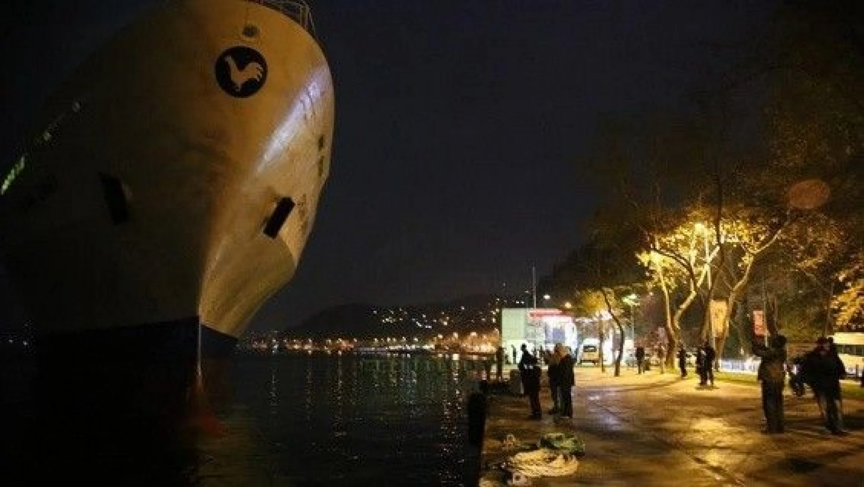 İstanbul Boğazı'nda karaya oturan gemi kendi imkanlarıyla kurtuldu