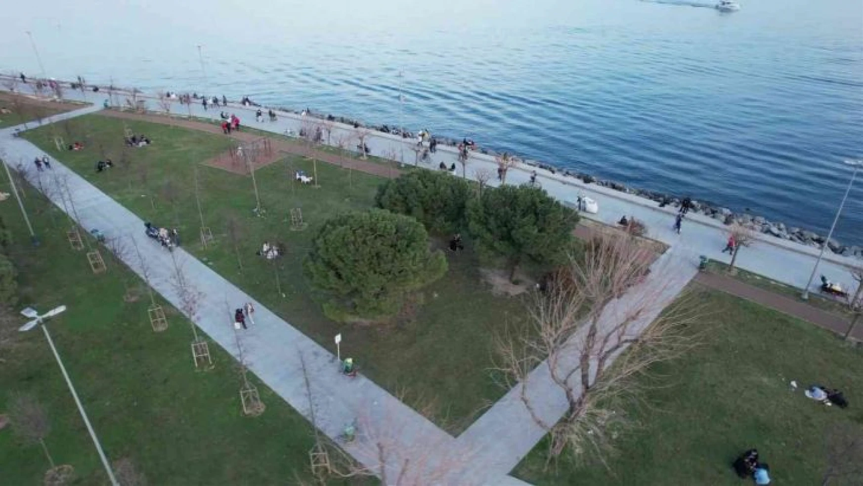 İstanbul'da güneşi gören vatandaşlar sahillere akın etti