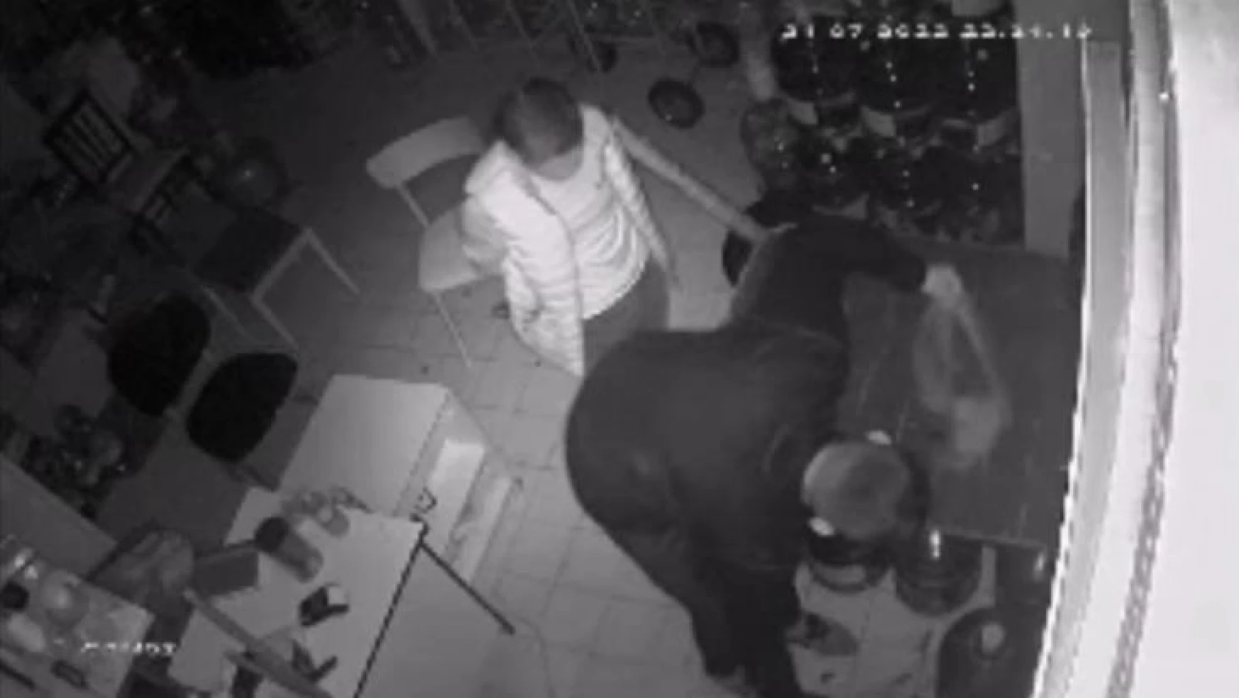 İstanbul'da ilginç hırsızlık kamerada: Piknik tüplerini çaldılar