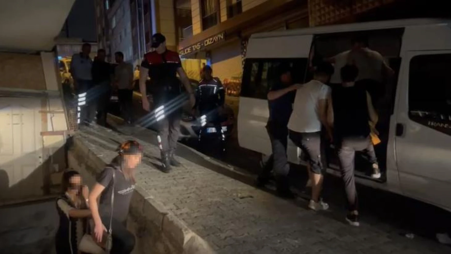 İstanbul'da uyuşturucu baskınından kaçak göçmen çıktı