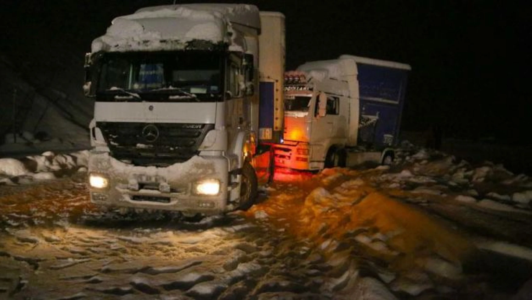 İstanbul-İzmir karayolu ulaşıma kapandı