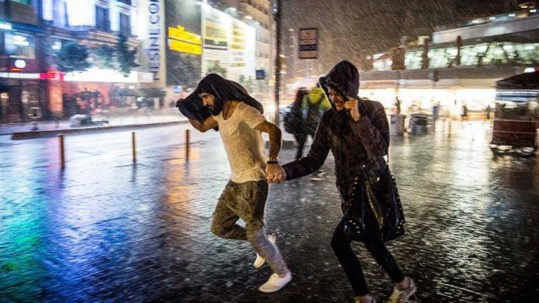 İstanbul'da sağanak yaşamı olumsuz etkiledi