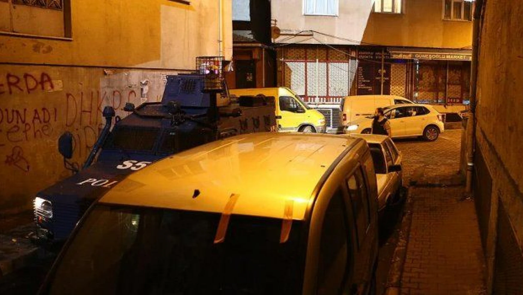 İstanbul'da sıcak saatler... 2 polis aracına ateş açıldı