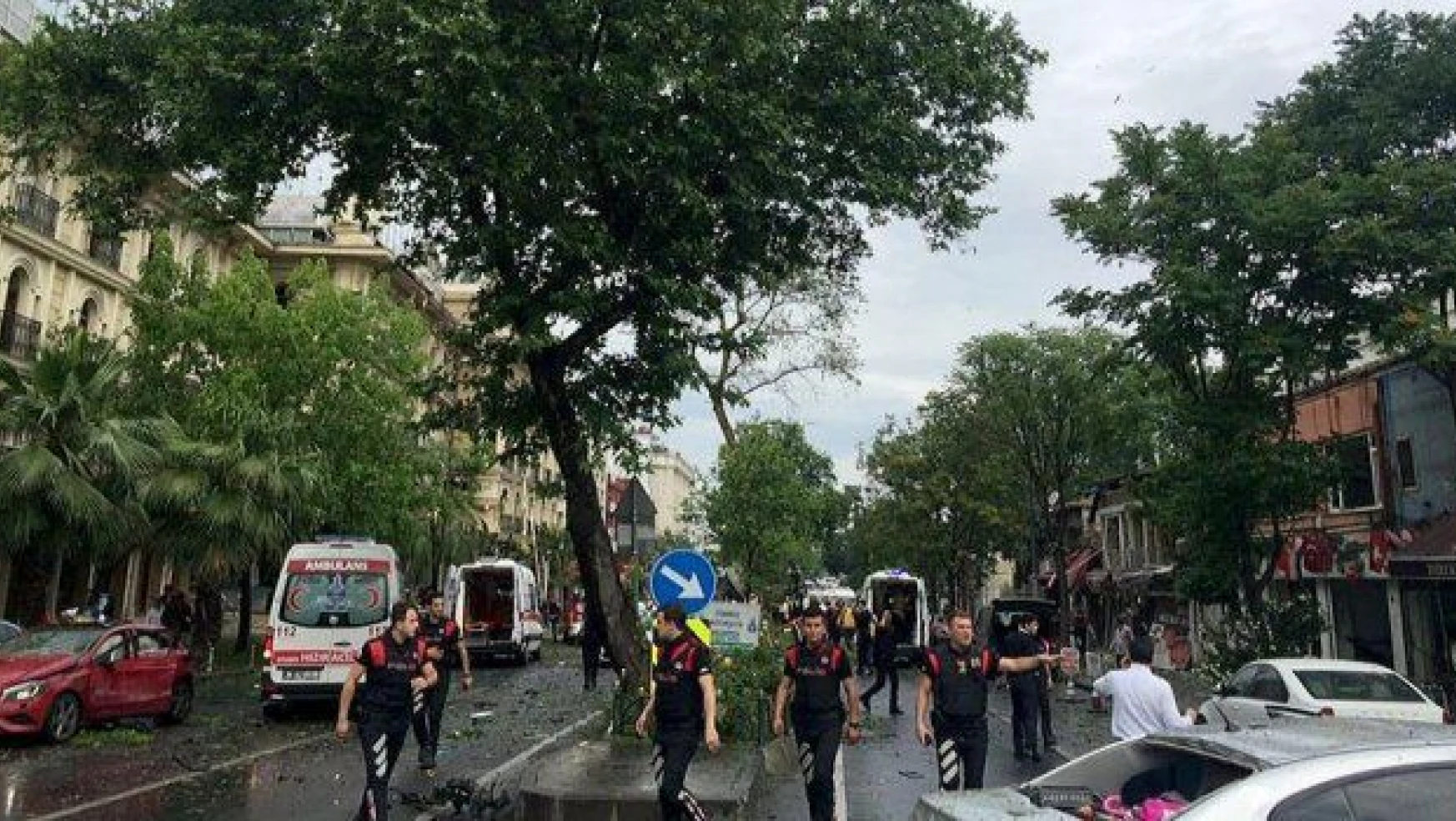 İstanbul'da polis aracına saldırı: 6 polis şehit oldu, 5 sivil öldü!