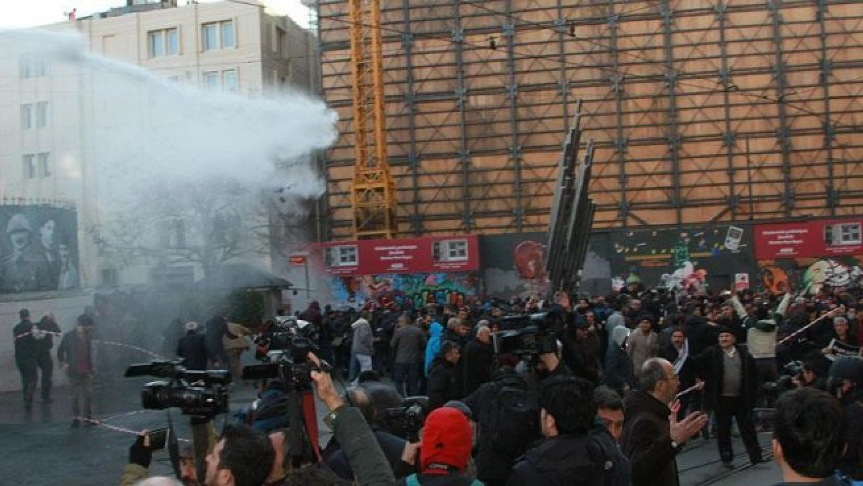 İstanbul'daki izinsiz gösterilerde 25 gözaltı