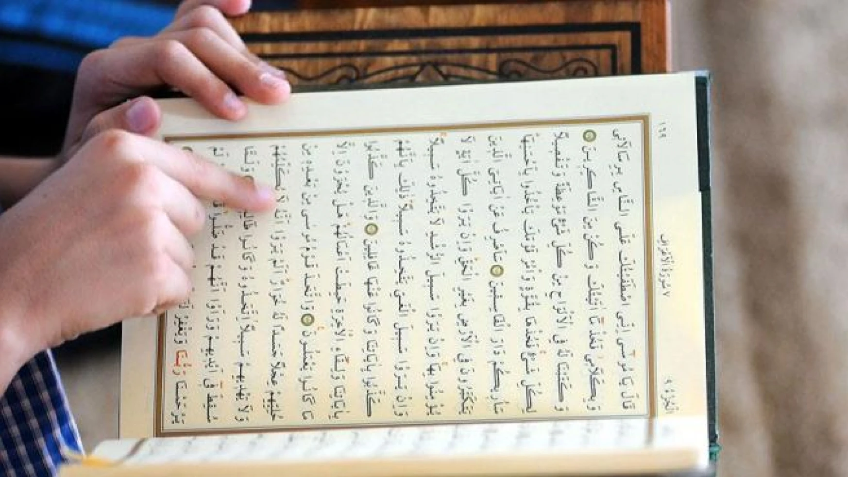 İsveç'te Kur'an-ı Kerim okuyan yolcuya suçlu muamelesi